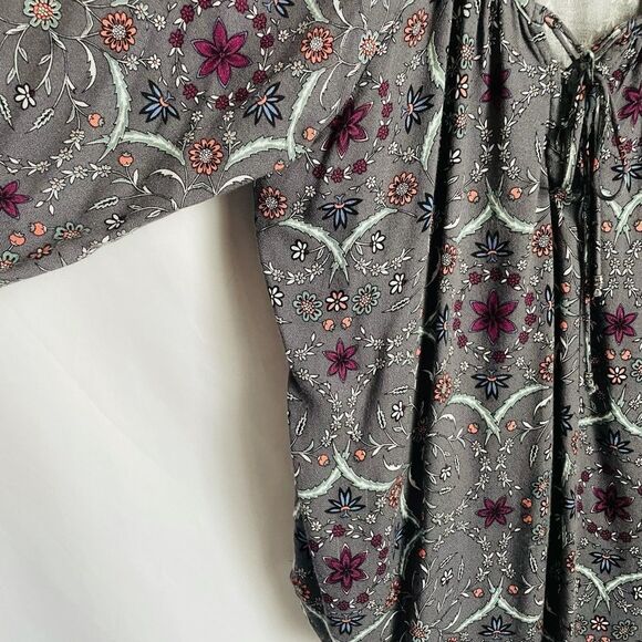 Love Stitch Grey Flowy Floral Peasant Top Size S - Picture 4 of 9